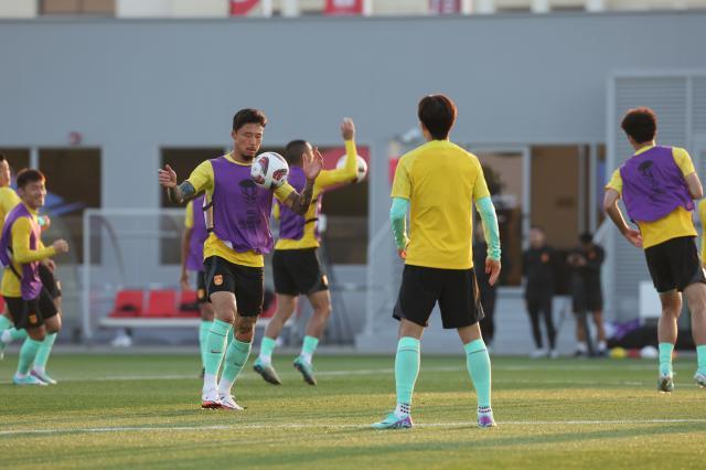 趣体育平台-张琳芃最后一练归位打消疑虑 国足锋线PK仍有看点