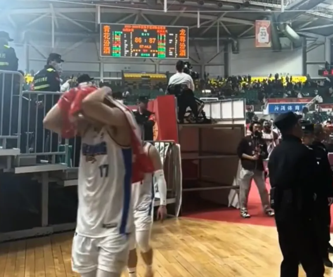 趣体育APP-朝球员吐口水！山西球迷太猛了，令人大开眼界！