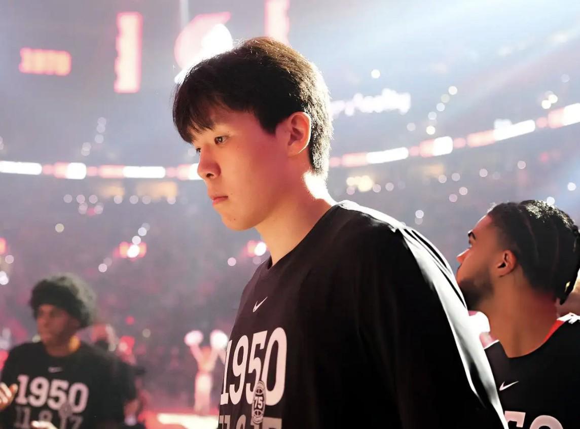 趣体育平台-NBA中国官网：杨瀚森最近有个“不成文义务”，给伤员当“陪练”