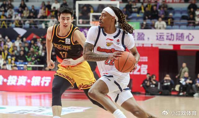 趣体育-广东第一混子外援出现！场均8分还拿500万大合同，杜锋忍无可忍|广东男篮|麦考尔|崔永熙|焦泊乔|比赛_新浪体育_新浪新闻